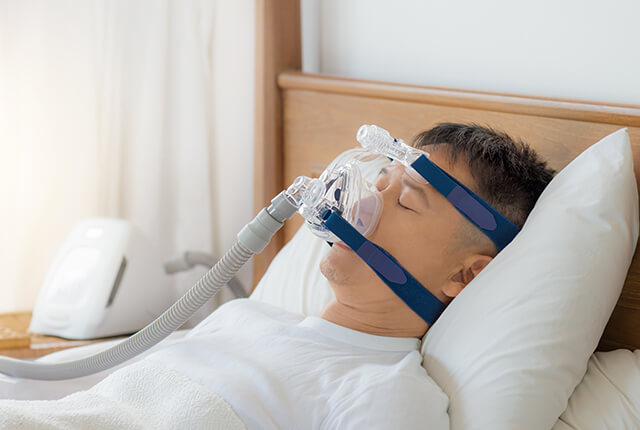 CPAPを装着して眠っている男性