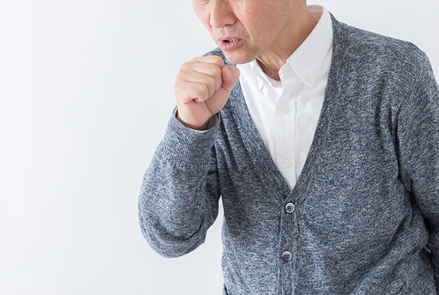 咳をしている高齢の男性