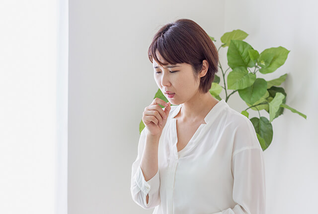 咳をしている女性